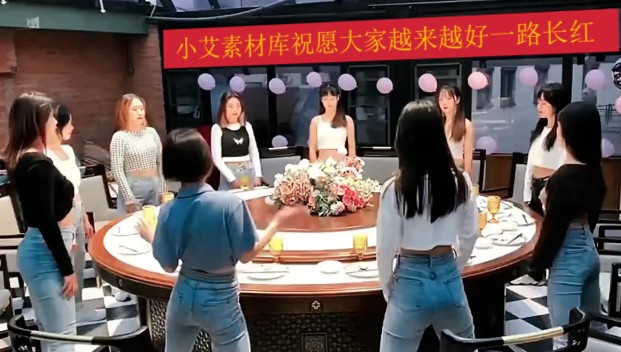 0086美女饭桌跳舞