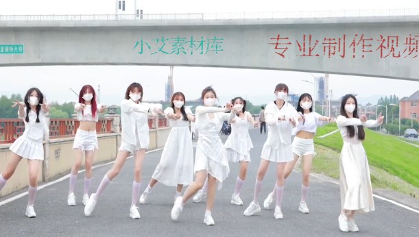 0134一堆白衣美女桥下跳舞