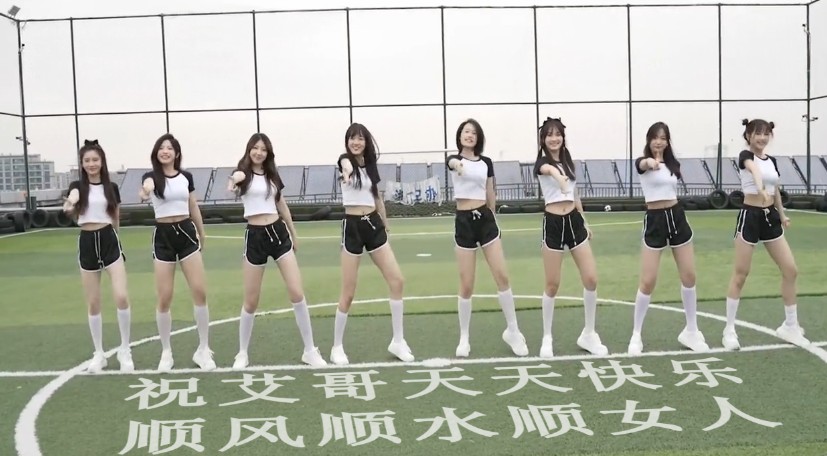 0149球场绿地美女跳舞