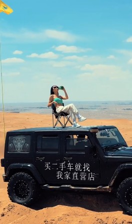 0151沙漠黑色越野车