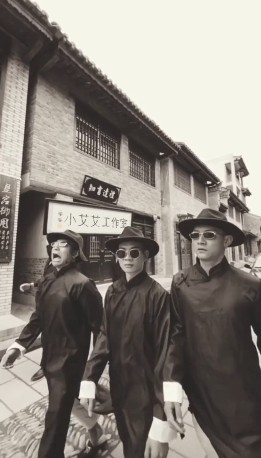 0159豪横举牌5跑步举匾广告修改文字替换视频代做制作ae模板