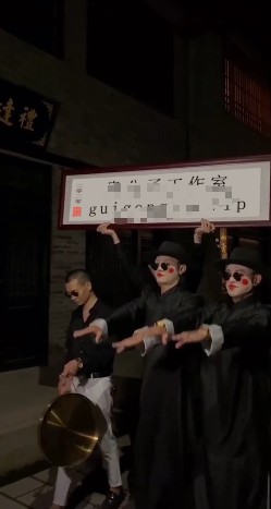 0160豪横举牌7僵尸举匾广告修改文字替换视频代做制作ae模板