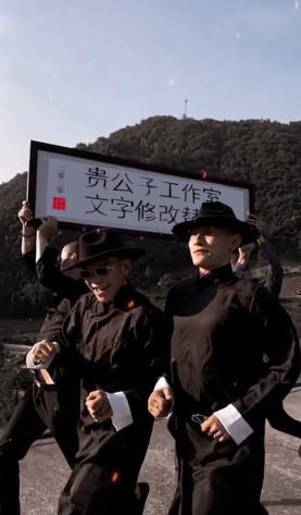 0162豪横举牌6举匾举牌匾修改文字替换视频代做制作ae模板