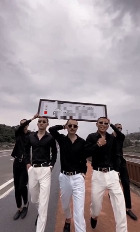 0163豪横举牌4举匾举牌匾修改文字替换视频代做制作ae模板