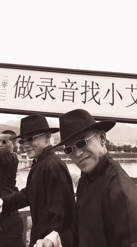 0165豪横黑衣人举牌举匾举牌匾修改文字替换视频代做制作ae模板