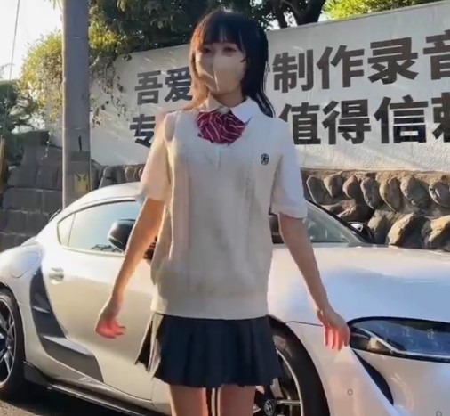 0173白衣灰色裙白车墙