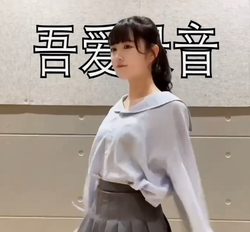 0174白衫灰格裙女子黄墙灰板广告字