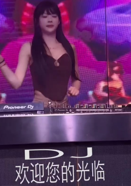 0178DJ美女跳舞DJ台