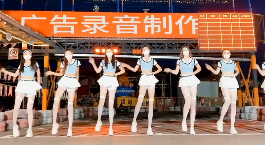 0183七个白裙美女跳舞后面桔色屏幕